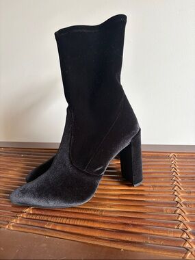Stuart Weitzman Block Heel Ankle Boots in Velvet Suede

Excellent condition!